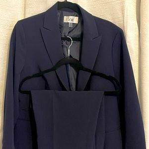 Women’s Le Suit Navy Pant Suit